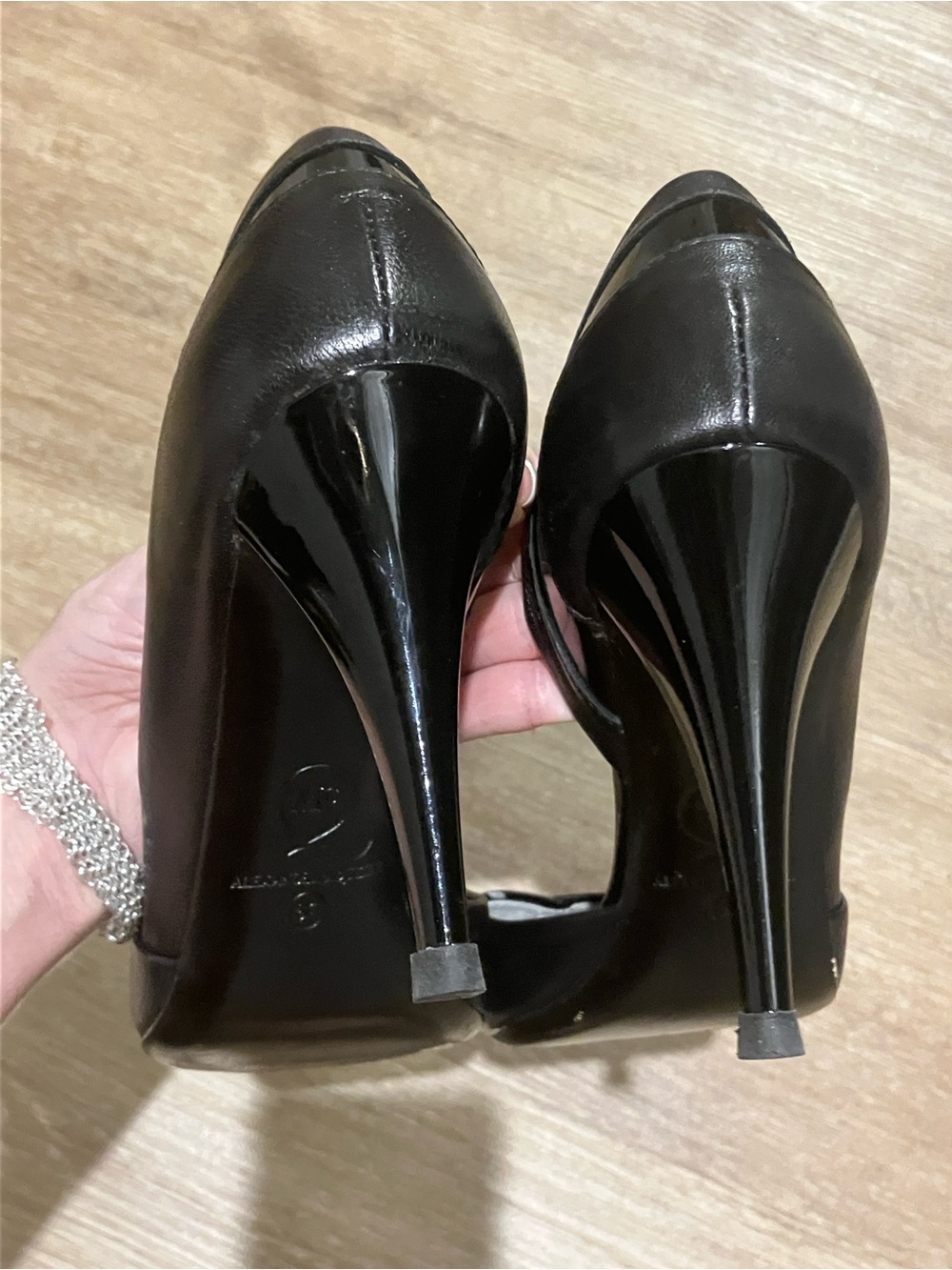 Alexander McQueen Black Pointed Toe Pumps 37 Italy - Picture 2 of 3
